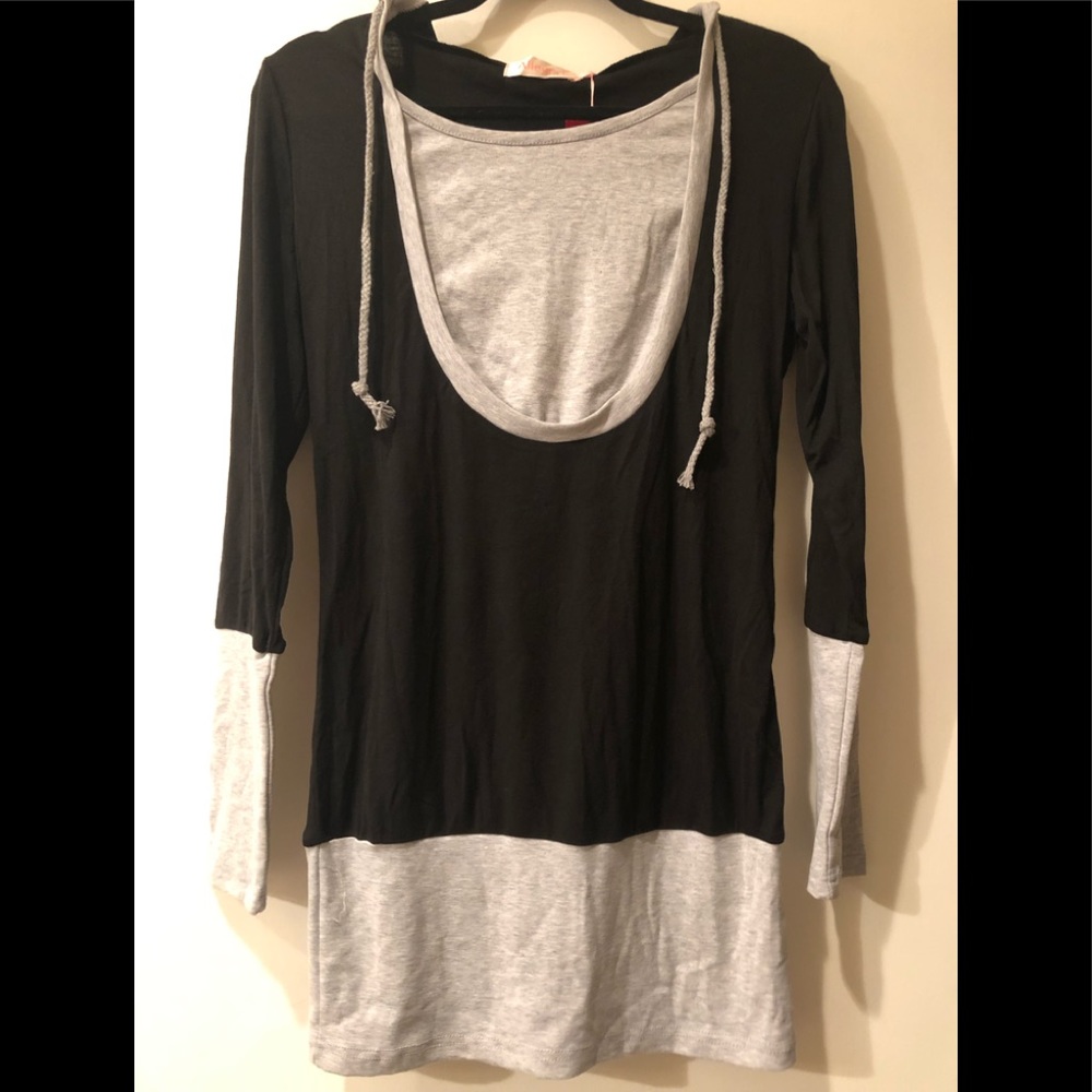 ⛵️4/$20 Long sleeve hooded “layered”  tee